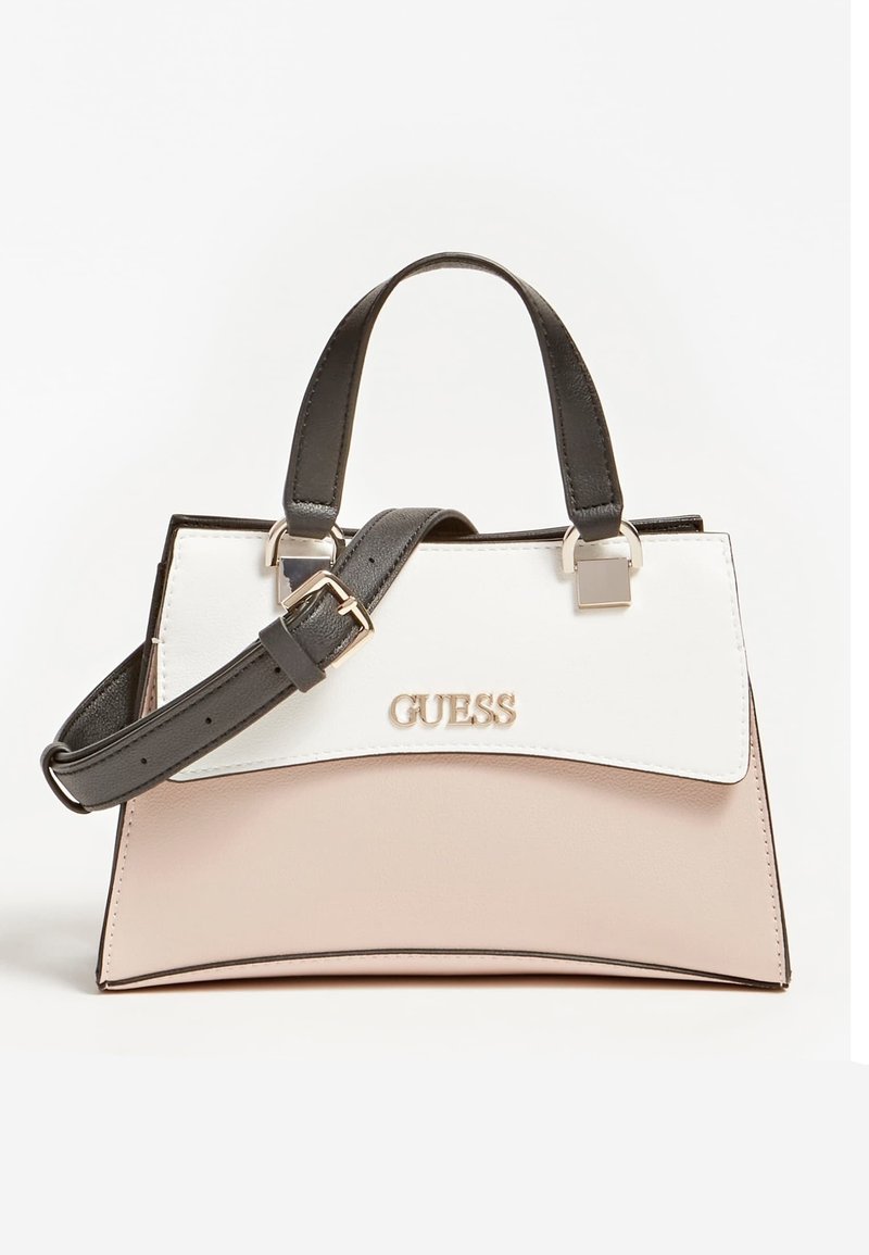 Torebka o strukturalnym designie z czarną skórzaną górą, białą skórzaną klapą i jasnoróżową dolną częścią. Złote logo i regulowany pasek.