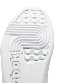 Fehér gumitalp, textúrált mintákkal, barázdákkal és a "Reebok" logóval dombornyomva. Sima felület, csúszásgátló mintázattal.