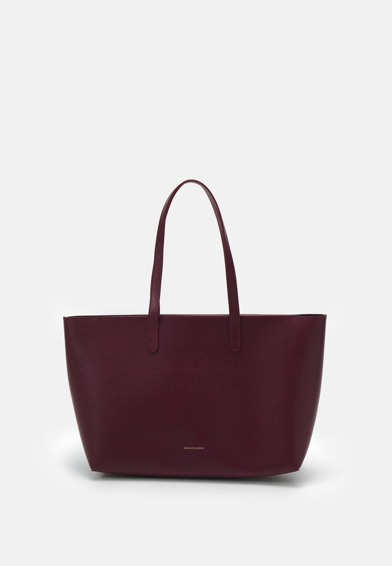 Grand sac cabas en cuir bordeaux foncé avec deux bretelles d'épaule et un texte de marque doré minimaliste au centre avant.