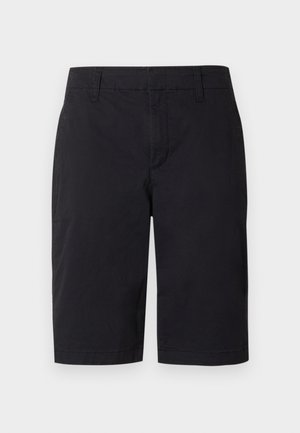 Mustad põlvikuni ulatuvad püksid, millel on vööaasad, esikinnitus ning sile ja ühtlane kangas.