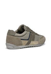 Sneaker grigie e beige con una combinazione di materiali in suede e tessuto, punta rotonda, dettagli testurizzati e suola in gomma con grip.