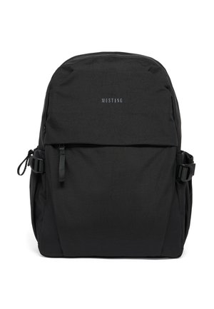 Schwarzer Mustang-Rucksack mit vordere Reißverschlusstasche, seitlichen Schnallen und minimalistischem Design, gezeigt vor weißem Hintergrund.