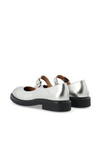 Zilveren leren Mary Jane schoenen met uitsneden aan de zijkanten, een ronde neus, een gespsluiting en een dikke zwarte zool. Gestructureerde afwerking.