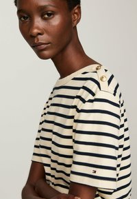 Tommy Hilfiger Print T-shirt - breton stp country ivory desert sky