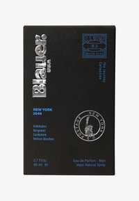 Zwarte rechthoekige doos met zilveren en blauwe tekst. Bevat een postzegelontwerp en het Vrijheidsbeeld in een cirkelvormig embleem. 80 ml.