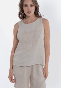 Beige mouwloze linnen top met een ronde halslijn, een ontspannen pasvorm en zachtvallende textuur, aangevuld met bijpassende linnen shorts.