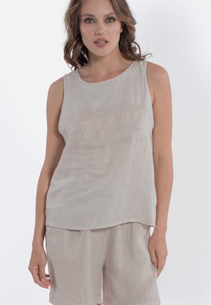 Top in lino beige senza maniche con scollatura rotonda, vestibilità comoda e texture morbida, abbinato a pantaloni corti in lino dello stesso colore.