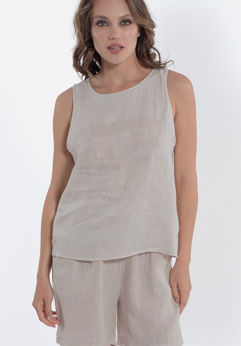 Beige mouwloze linnen top met een ronde halslijn, een ontspannen pasvorm en zachtvallende textuur, aangevuld met bijpassende linnen shorts.