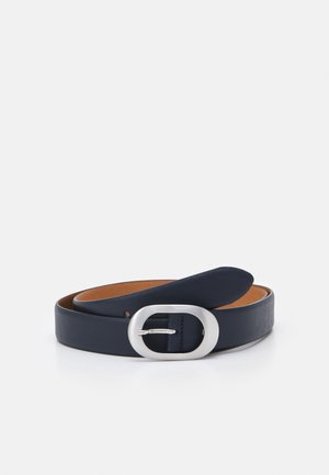 Ceinture en cuir bleu marine foncé enroulée avec une boucle ovale argentée, présentée sur un fond blanc uni.