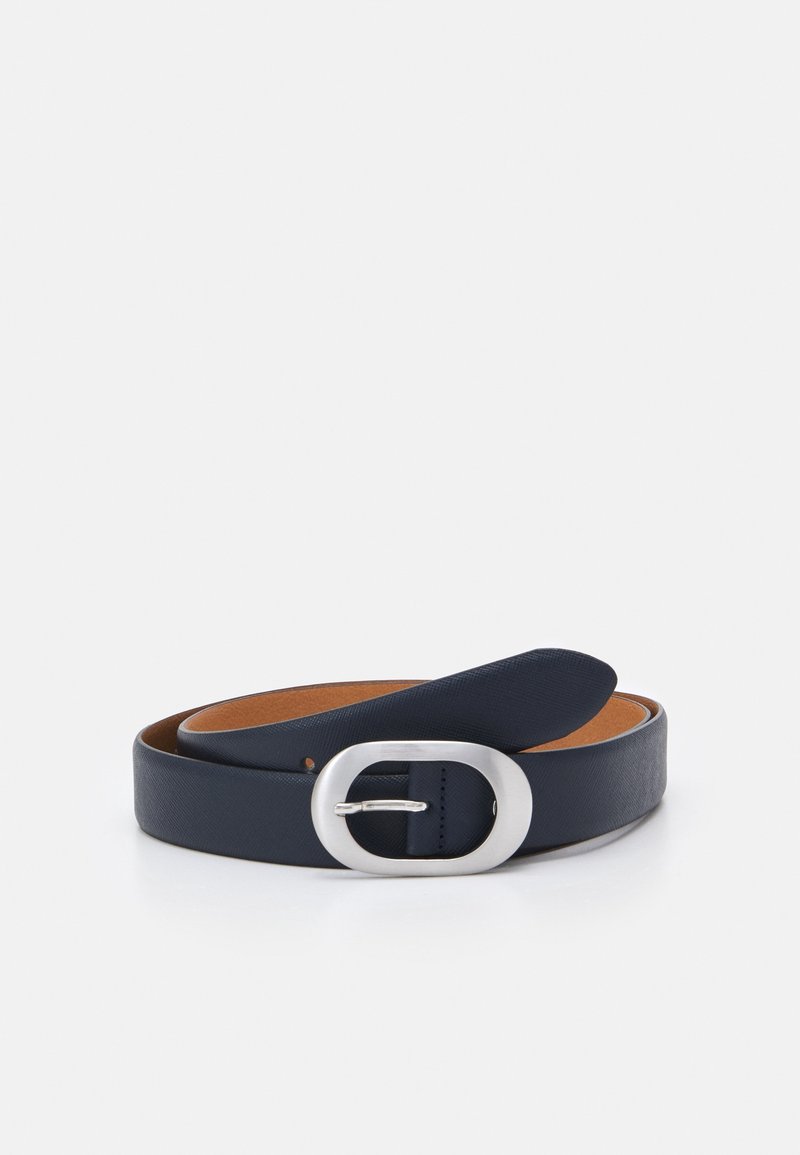 Ceinture en cuir bleu marine foncé enroulée avec une boucle ovale argentée, présentée sur un fond blanc uni.