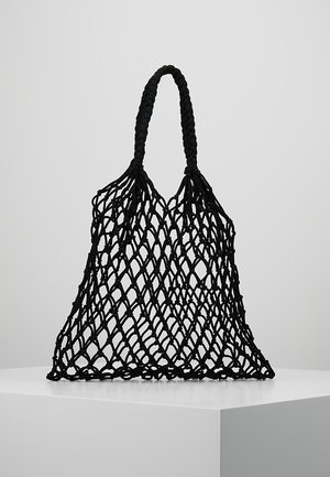 Zwarte nettas met gevlochten handvat, uitgevoerd in een open geweven ontwerp en een ruime binnenkant. Gemaakt van duurzaam materiaal.