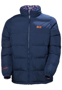 Chaqueta de plumón azul marino con cuello alto, cremallera frontal completa, logo naranja y paneles texturizados. El interior cuenta con un forro estampado.