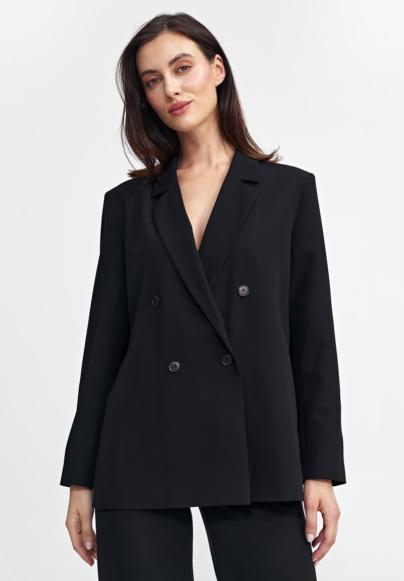 Czarny dwurzędowy żakiet wykonany z gładkiego materiału, z klapami, dwoma guzikami i luźnym krojem z długimi rękawami.
