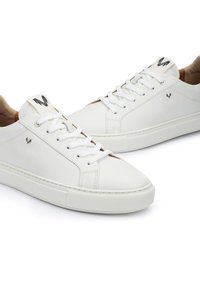 Sneakers in pelle bianca con punta rotonda, lacci piatti, design minimalista e accenti contrastanti in marrone chiaro sulla linguetta e sul logo laterale.