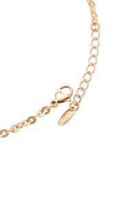 Bracciale a catena color oro con anelli ovali, dotato di chiusura a gancio e di un'etichetta con logo. Texture liscia con finitura lucida.