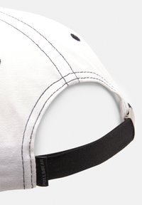 White cotton cap with black stitching, curved brim, and an adjustable black strap. Features a small Pull&Bear tag on the strap.