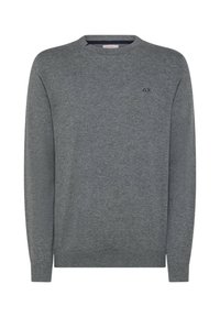 Maglione grigio a girocollo, tessuto lavorato a maglia, maniche lunghe, polsini e orlo a costine, con un piccolo logo sul petto. Design minimalista.