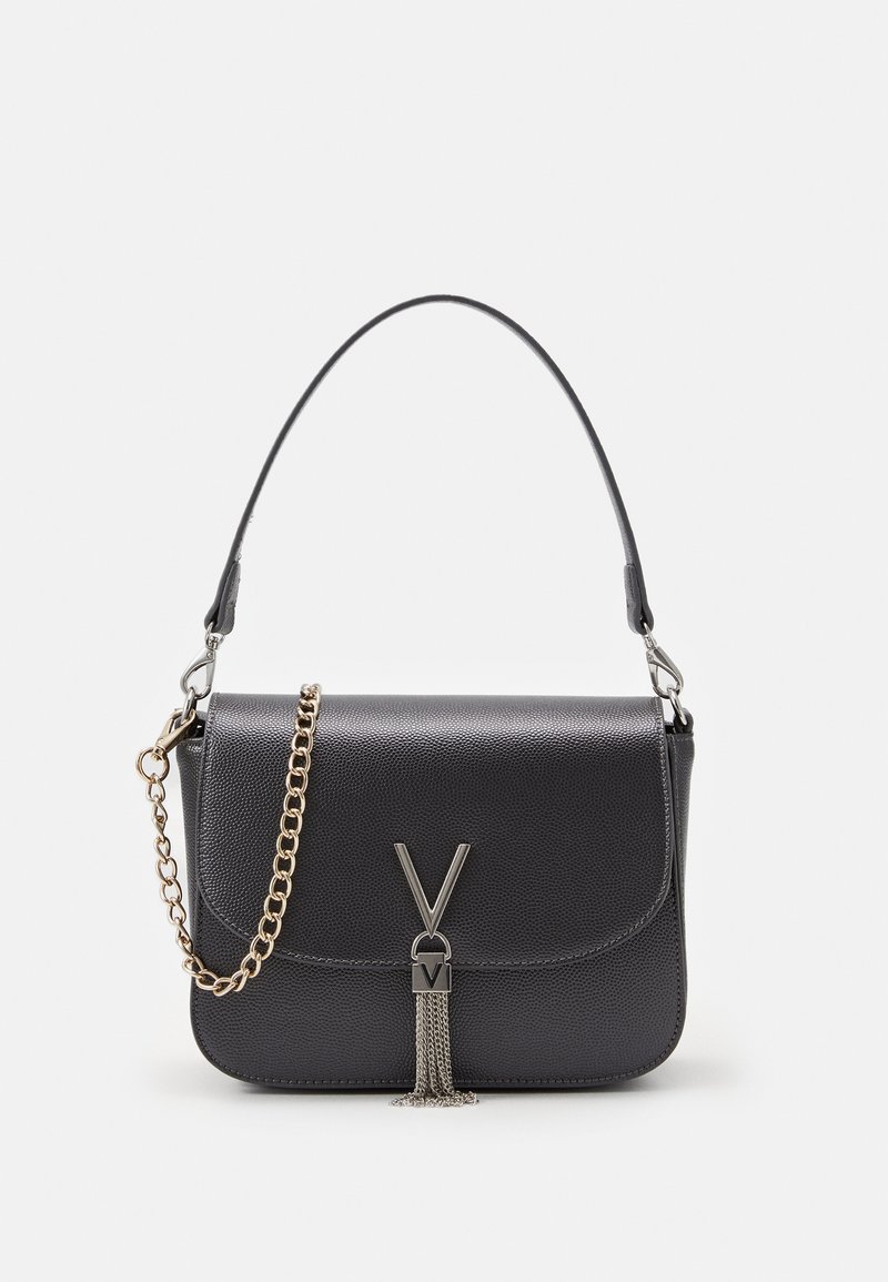 Schwarze Lederhandtasche mit strukturierter Oberfläche, abnehmbarem Kettenriemen und einem hervorgehobenen Verschluss mit einem "V"-Logo und silberfarbenen Kettendetails.