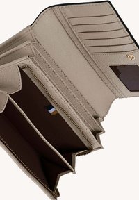 Portefeuille en cuir beige avec un extérieur texturé, plusieurs emplacements pour cartes et un intérieur marron. Dispose d'un compartiment zippé et d'une fenêtre ID transparente.