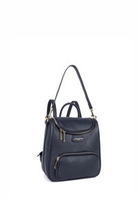 Zaino in pelle blu navy con design strutturato, dotato di una tasca frontale e ferri in tono oro. Include spallacci regolabili e manico superiore.