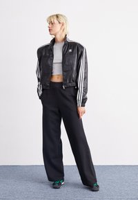 adidas Originals Mākslīgās ādas jaka - black