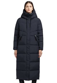 Langer navyblauer Puffer-Mantel mit Kapuze, mit einem gesteppten Design, vorderem Reißverschluss und Seitentaschen. Strukturierter Stoff mit glatter Oberfläche.