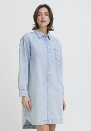 Rochie cămașă din denim albastru deschis, cu guler, mâneci lungi, nasturi în față și un buzunar simplu la piept. Are despicături laterale la tiv.