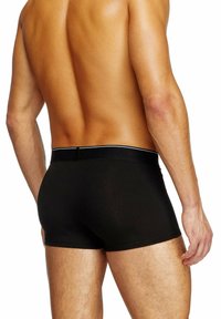 Μαύρο βαμβακερό μποξάκι με εφαρμοστή σχεδίαση. Διαθέτει μια ανταγωνιστική ζώνη. Λείος υφασμάτινος χαρακτήρας και κοντό μήκος ποδιού. Εκτεθειμένο δέρμα στην πλάτη.