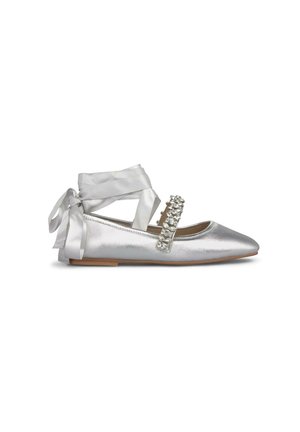 Chaussure plate en métal argenté avec un bout pointu, une bride ornée de bijoux et des lacets en satin à la cheville. Texture lisse avec un nœud décoratif.