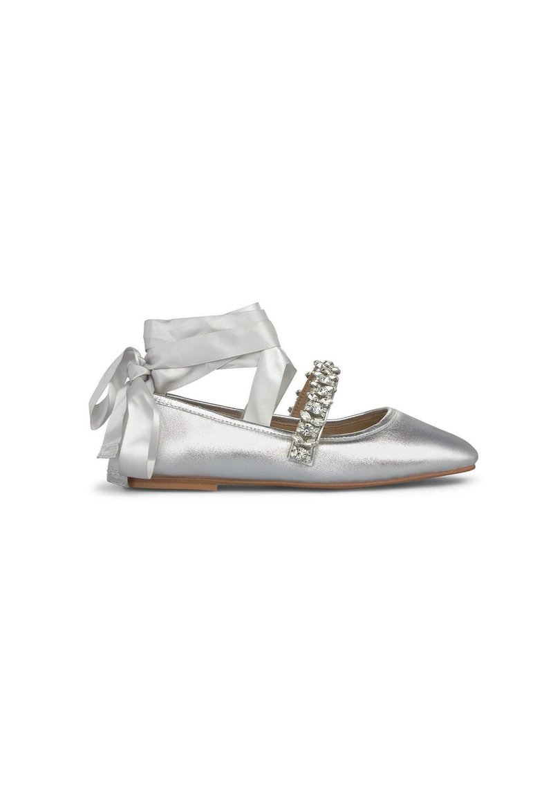 Chaussure plate en métal argenté avec un bout pointu, une bride ornée de bijoux et des lacets en satin à la cheville. Texture lisse avec un nœud décoratif.
