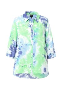 Camisa de cuello con un patrón de tie-dye en colores verde, azul y blanco. Con botones en la parte delantera, mangas de tres cuartos y un dobladillo curvado.