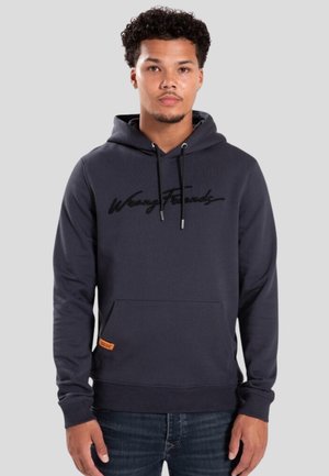 Sudadera con capucha en gris oscuro, con bolsillo frontal, capucha con cordón y letras bordadas que dicen "Wrong Friends". Presenta una pequeña etiqueta naranja en el lateral.