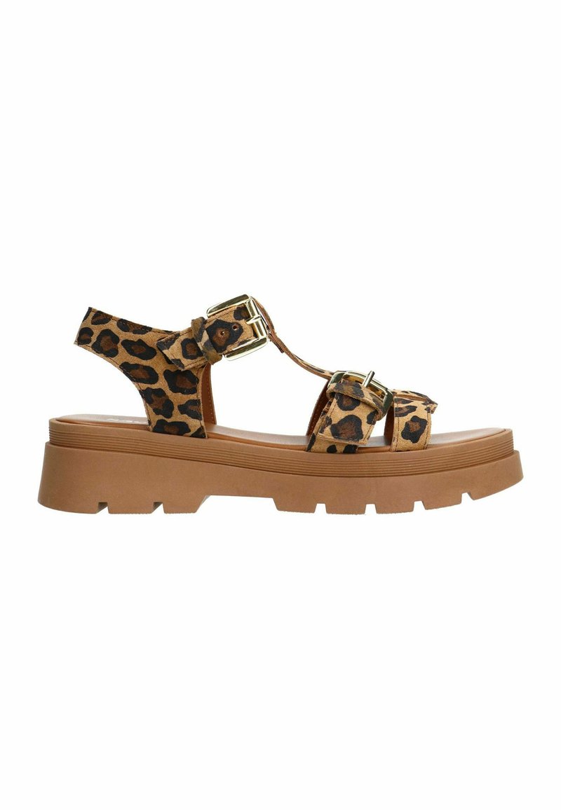 Sandalen met luipaardprint, bruine nepleer bandjes, gouden gespen en een dikke, gestructureerde platformzool met diepe groeven.