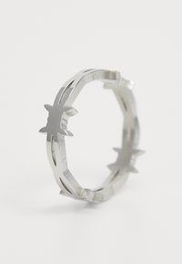 Sølvring med geometrisk design, skarpe aksenter, torne og en polert finish, som gir en unik tekstur og form.
