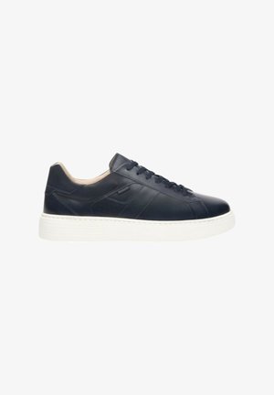 Sneaker in pelle blu navy con punta rotonda, suola in gomma bianca, pannelli laterali texture e lacci tono su tono. Design minimalista senza loghi visibili.