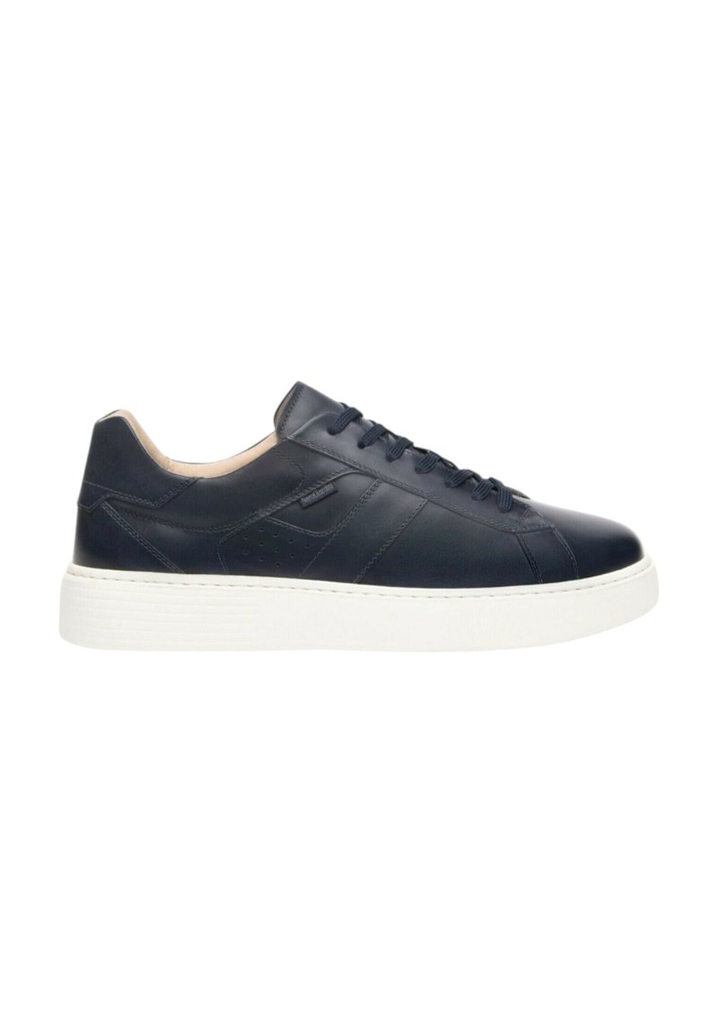 Sneaker in pelle blu navy con punta rotonda, suola in gomma bianca, pannelli laterali texture e lacci tono su tono. Design minimalista senza loghi visibili.