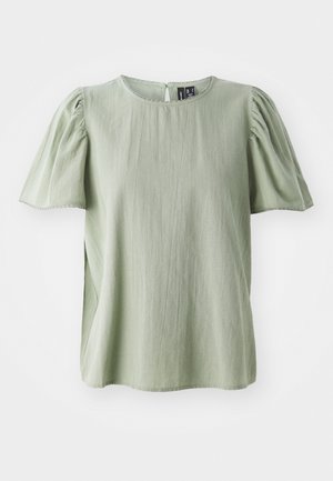 Hellgrünbluse mit kurzen Ärmeln, rundem Halsauschnitt, puffartigen Ärmeln und weitem Schnitt. Hergestellt aus einem weichen, strukturierten Stoff.