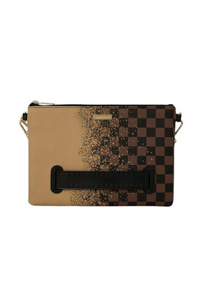 Clutch rettangolare a quadri beige e marroni con sfumatura sfumata dorata, cinturino orizzontale nero cucito e piccola targhetta del marchio dorata.