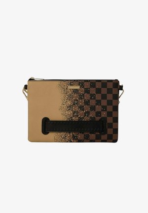 Clutch rettangolare a quadri beige e marroni con sfumatura sfumata dorata, cinturino orizzontale nero cucito e piccola targhetta del marchio dorata.