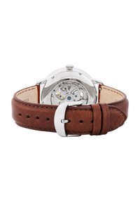 Bracelet de montre en cuir marron avec un boîtier en acier inoxydable argenté. Le fond transparent révèle des détails de mouvement complexes. Fermeture à boucle simple.