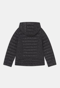 Veste noire matelassée avec capuche, présentant un motif textuel subtil en tout léger et des coutures horizontales, exposée à plat avec l'arrière orienté vers le haut.