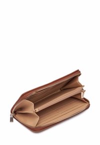 Portafoglio in pelle marrone con esterno texture, aperto per rivelare un interno beige, multiple fessure per carte e una tasca con cerniera per le monete.