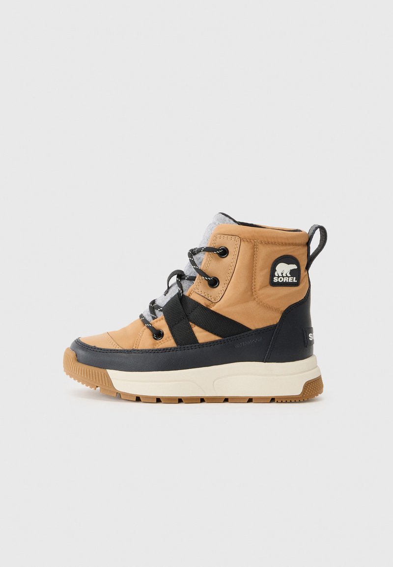 Wodoodporne buty w kolorze beżowym i granatowym z czarnymi paskami, szarym wyściółką i gumową podeszwą. Posiadają okrągłe sznurowadła oraz logo marki po boku.