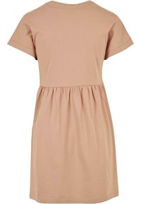 Sanftes, hellrosanes Kurzarmkleid mit rundem Ausschnitt und geraffter Taille, aus glattem, dehnbaren Material gefertigt.