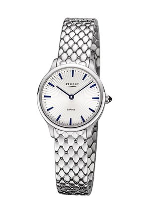 Montre analogique en argent avec un bracelet en maille texturée, cadran blanc à effet soleil, index horaires bleus et cristal saphir. Design de boîtier rond, finition polie.