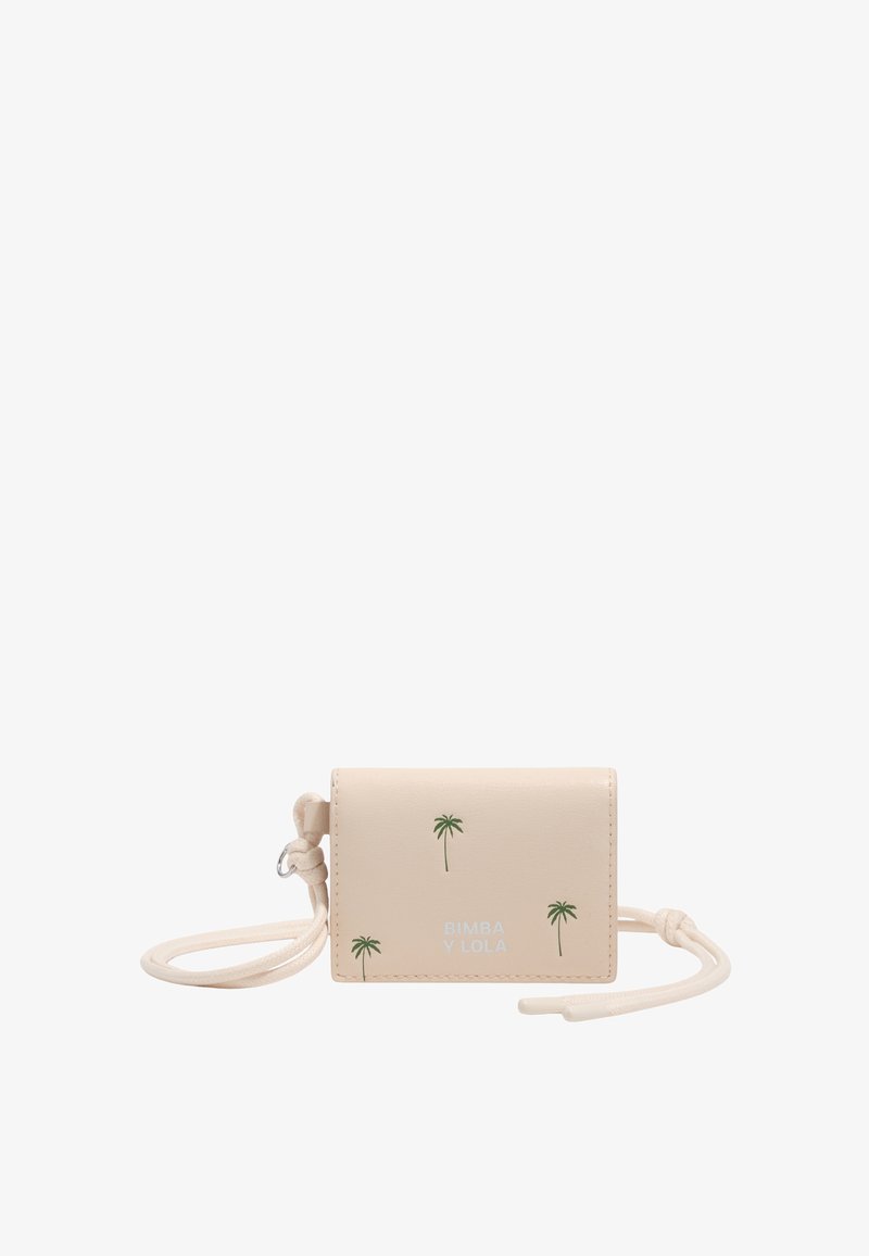 Portefeuille rectangulaire beige avec petits motifs de palmiers verts, logo blanc "Bimba y Lola" et cordon de sangle bouclé sur fond blanc.
