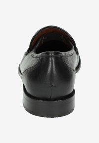 Zwarte leren schoen met een gladde textuur, ronde vorm en een lage hak. Heeft een gestikte naad en een subtiele opening aan de achterkant.