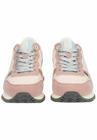 Baskets roses et blanches avec une tige en suede et nylon, affichant des lacets argentés, une semelle en caoutchouc noir ondulée et un accent discret de logo.