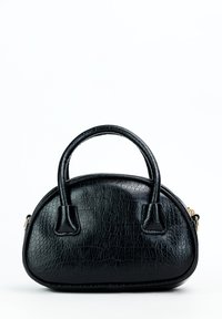 Borsa nera con un motivo testurizzato a coccodrillo, forma arrotondata, doppie maniglie corte e dettagli in hardware color oro.