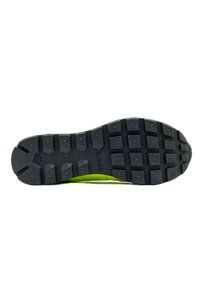 Suola di scarpa in gomma con un motivo esagonale, prevalentemente nera con un accento verde lime. Presenta una presa testurizzata e dettagli del logo.